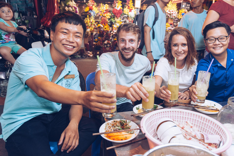 Saigon : Visite privée des ruelles à pied avec plus de 10 dégustationsSaigon : Visite à pied de la cuisine de rue avec un étudiant local