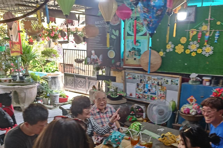 Clase de Fabricación de Linternas - El Gran Patrimonio Cultural de Hoi AnHoi An: Clase de fabricación de linternas en una casa local