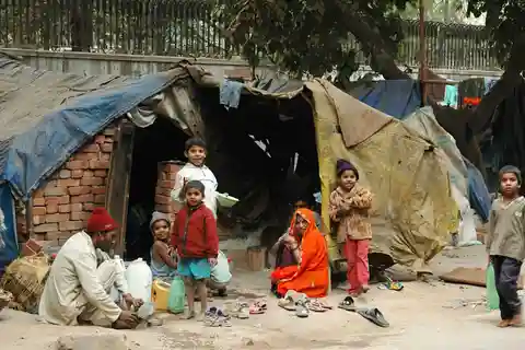 Delhi: Old Delhi Slum Tour by Metro or Car