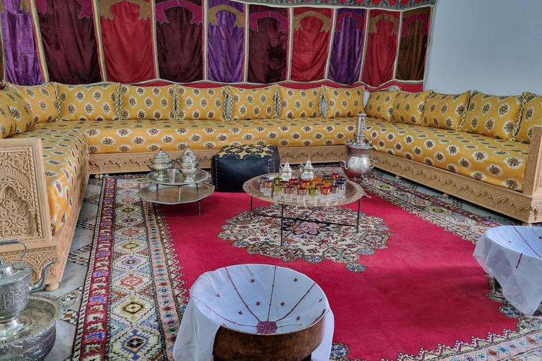 Marrakech arv: Saadiska gravar, Bahia Palace &amp; Medina TourDelad tur från mötesplats (utan inträdesbiljetter)