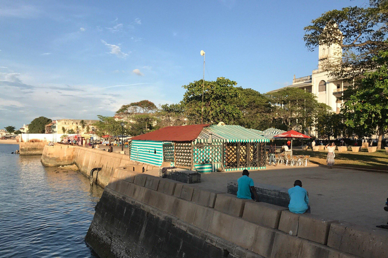 Zanzibar : marché alimentaire nocturne et expérience à la plage de MakachuZanzibar : marché alimentaire nocturne et expérience à Makachu Beach