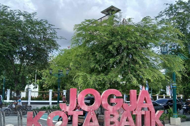 Yogyakarta: City Tour with Palace, Batik, and Keris