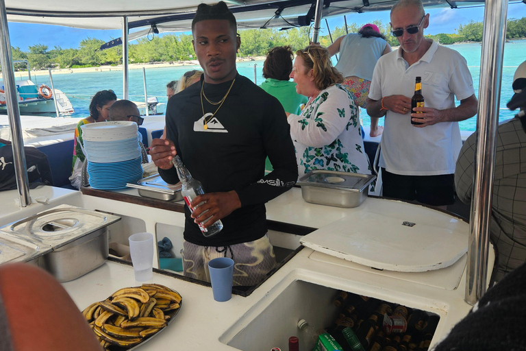 Mauritius Catamaran Cruise: 3 North Island with Lunch Drinks