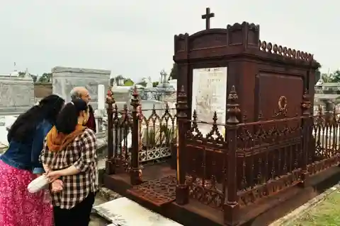 New Orleans: Secrets and Societies Cemetery Experience
