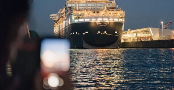 Hamburg: 1,5-stündige abendliche Lichter-Hafenrundfahrt auf einem Schiff