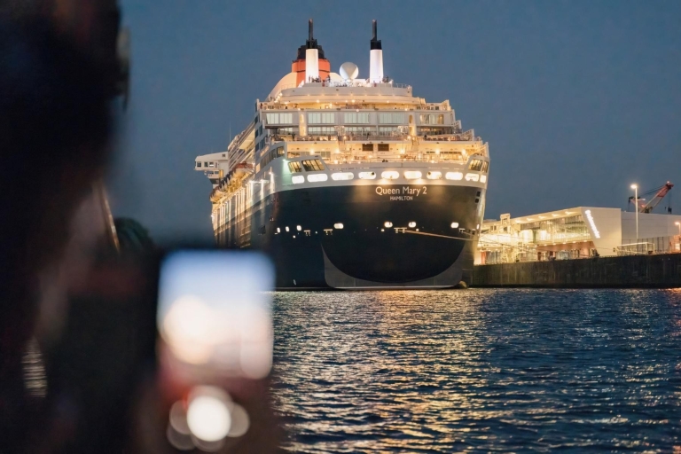 Hamburg: 1,5h Grand Evening Lights Cruise mit einem großen Schiff