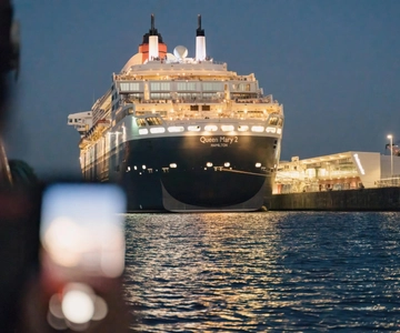 Hamburg: 1.5-Hour Evening Lights Harbour Cruise on a Ship