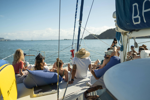 Baai van Eilanden: Catamaran zeilen met lunch