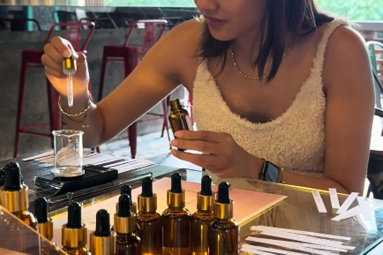 Gianyar: Laboratorio di creazione di profumiSessione di rosa (50 ml)