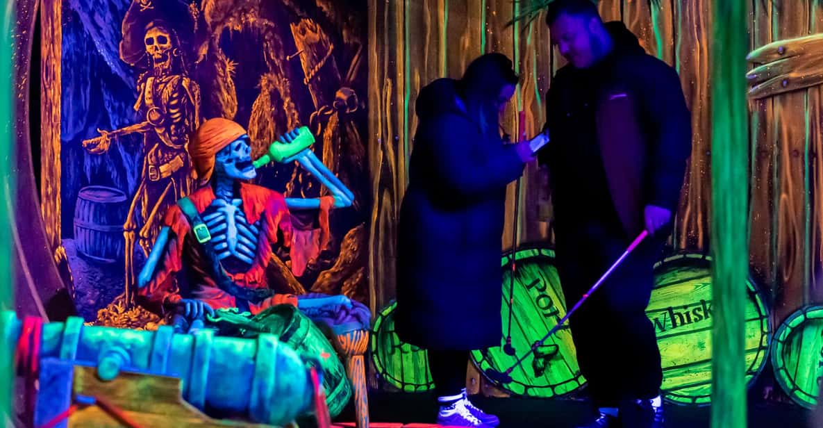 Afbeelding 2 van Aloha Amsterdam: 12-Hole Glow-in-the-Dark Minigolf