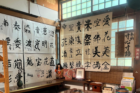 Kanazawa: Walking & Calligraphy Tour with an ex-Pro Athlete
