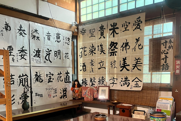 Kanazawa: Walking & Calligraphy Tour with an ex-Pro Athlete