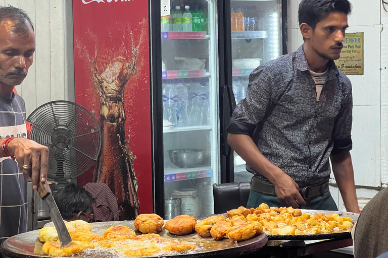 Melhor excursão noturna de 3 horas com comida de rua e bazar local em AgraMelhor comida de rua à noite e passeio pelo bazar local em Agra de carro