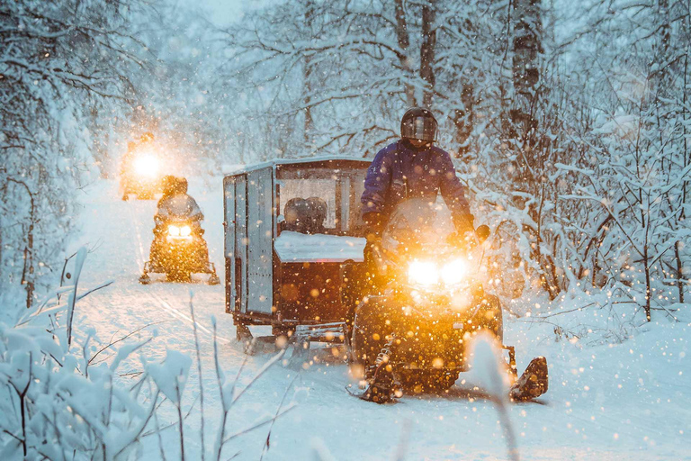 Sneeuwscooteren met het gezin