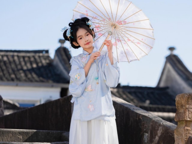 Hangzhou: Exploring the Watertown of Hanfu and Hotpot