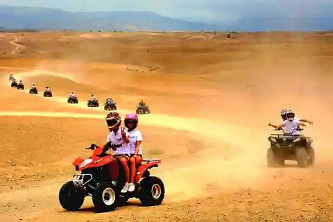 Marrakech: escursione nel deserto con quad, cammello, piscina e spettacolo con cena