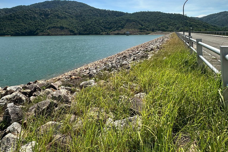 Penang Guided Day Tour with Georgetown, Batik & Beach Sunset