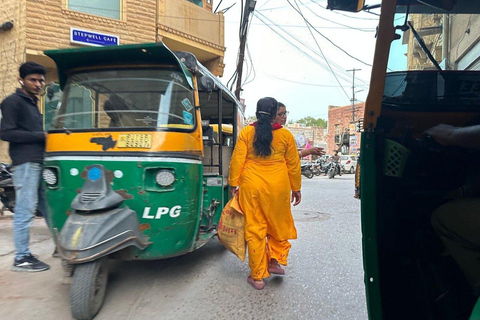 Jaipur: Private Forts, Palaces & Stepwell Tour with Guide Tour by Tuk-Tuks. Guide not included.