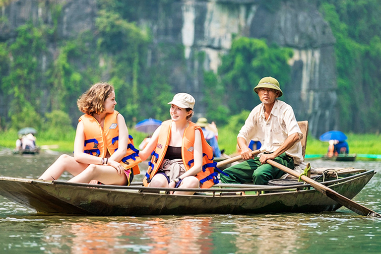 Z Hanoi: całodniowa wycieczka do Hoa Lu, Trang An i jaskini MuaCałodniowa wycieczka z odbiorem ze Starej Dzielnicy Hanoi