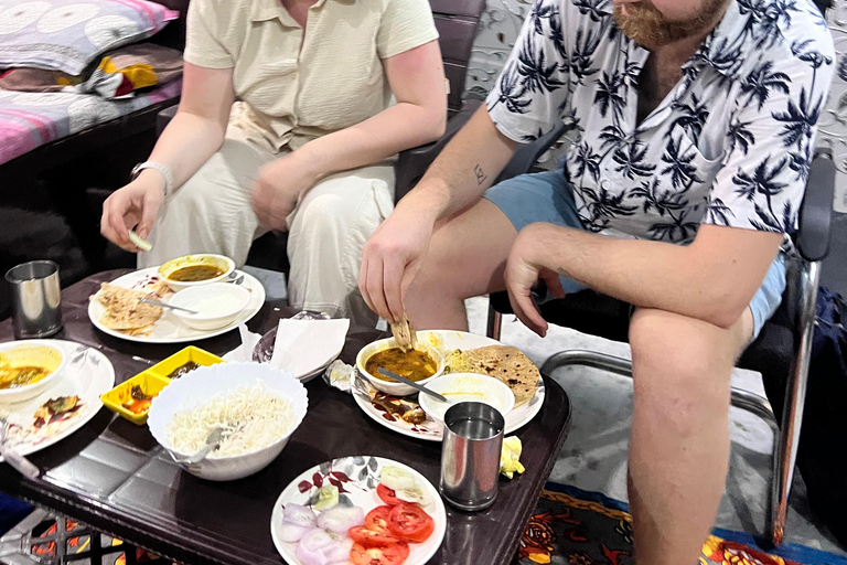 Dineren met lokale Indiase familie bij Indian HomeVeg Diner