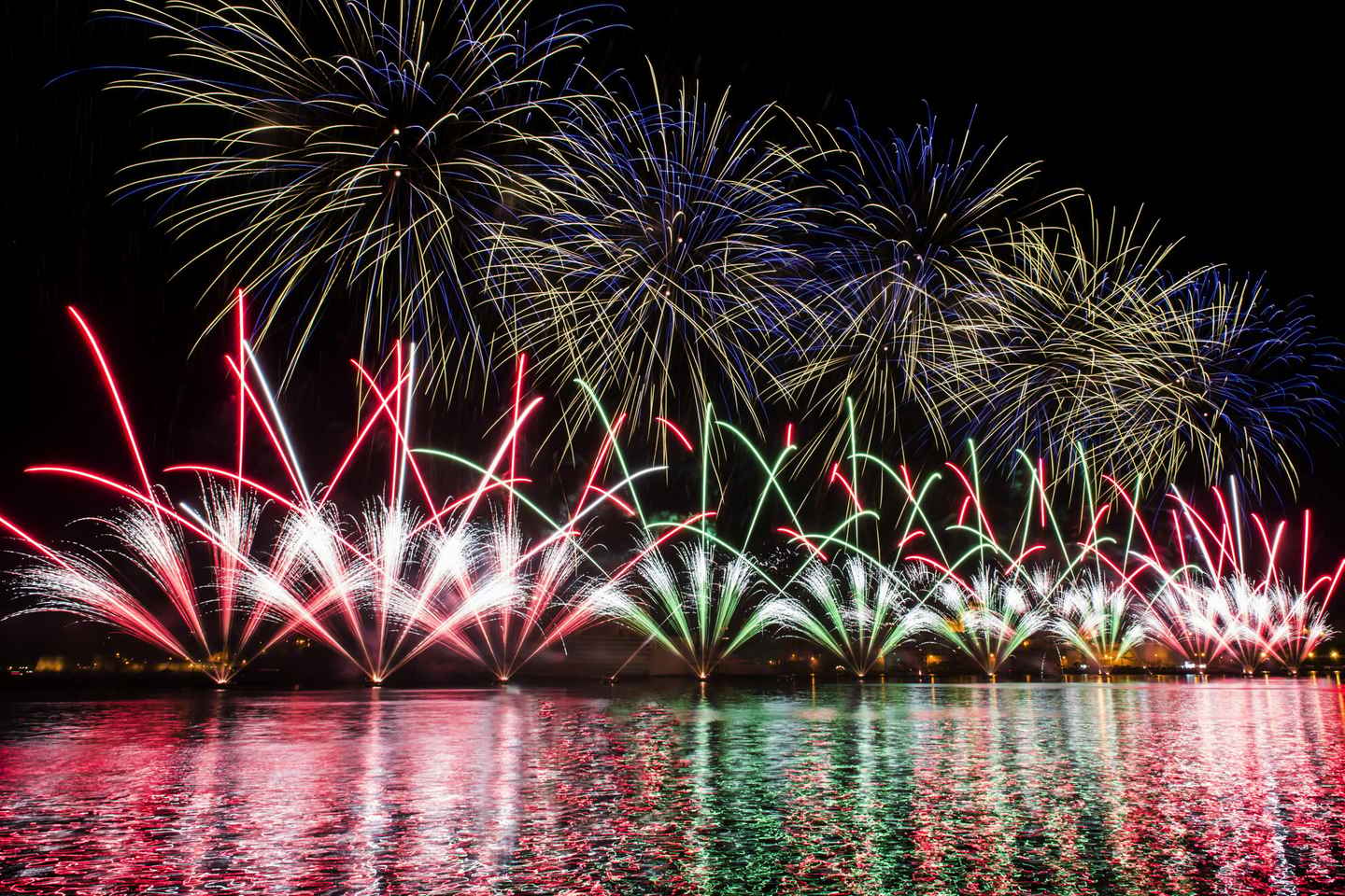 Sliema: Feuerwerksfestival-Kreuzfahrt mit Abendessen und Transfers