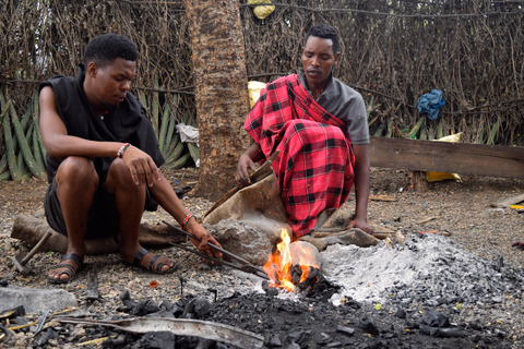 Au départ d'Arusha : circuit du lac Eyasi, des villages Datoga et HadzabeAu départ d'Arusha : visite du lac Eyasi, des villages Datoga et Hadzabe