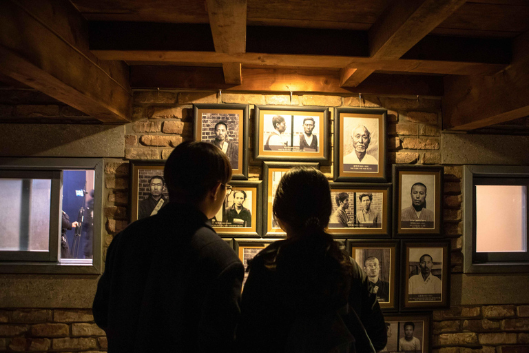 Sangre, Lágrimas e Independencia: Recorrido por la Oscura Historia Colonial de CoreaTour a pie en grupo, encuentro en la salida 5 de la estación de Dongnimmun 9:30 h