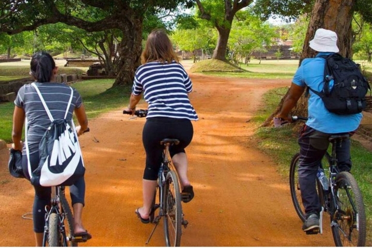 Van Anuradhapura: oude stad Anuradhapura op de fiets
