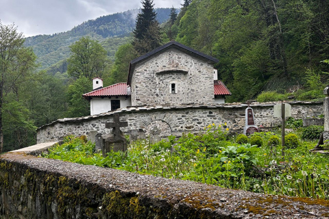 Rilaklooster,KLEINE GROEP,Grot Rilska,Stoby Van SOFIASOFIA -Rilaklooster, stobbenpiramides&amp;grot St.Ivan Rilski.