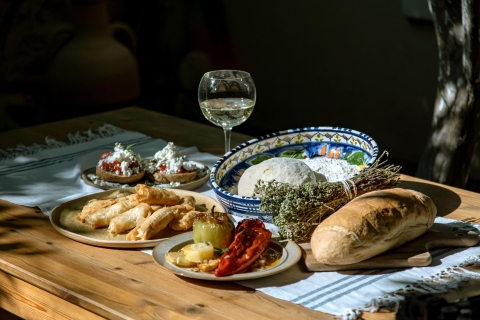 Athènes Kerameikos : Cours de cuisine dans une belle maison en pierreCours de cuisine à Athènes dans une maison en pierre avec un beau jardin
