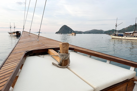 Labuan Bajo: 3-Day Komodo Sailing Tour Studio Cabin + Private Bathroom