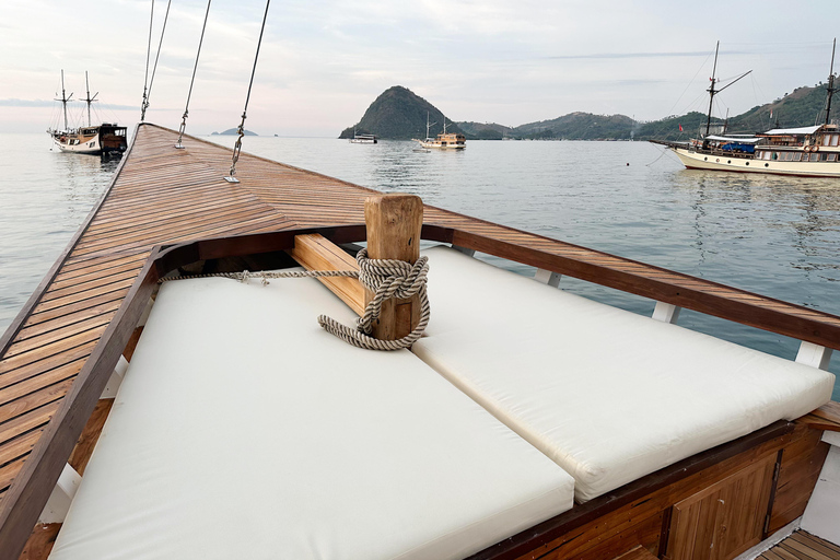 Labuan Bajo: 3-Day Komodo Sailing Tour Studio Cabin + Private Bathroom