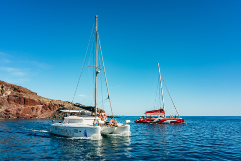 Santorini: Katamarankryssning med måltider och dryckerPremium-solnedgångsutflykt med BBQ och drycker