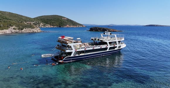 Von Izmir aus: Ganztägige Bootstour um Cesme mit BBQ-Mittagessen
