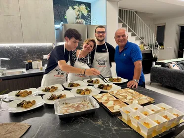 Taormina Mittagessen in einem sizilianischen Haus, Familienrezepte und Weine vom Ätna Taormina Mittagessen in einem sizilianischen Haus, Familienrezepte und ...