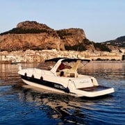 Cefalù: Mini-Yacht-Tour mit Grotten, Schnorcheln und Open-Bar-Aperitif