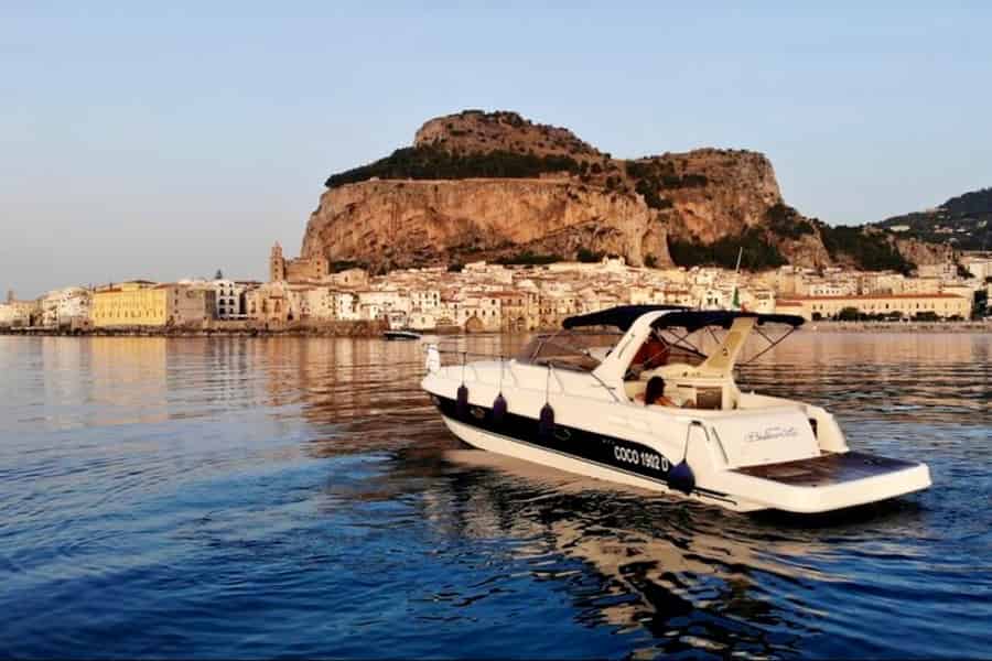 Cefalù: Mini-Yacht-Tour mit Grotten, Schnorcheln und Open-Bar-Aperitif. Foto: GetYourGuide Cefalù: Mini-Yacht-Tour mit Grotten, Schnorcheln und Open-Bar-Aperitif. Foto: GetYourGuide