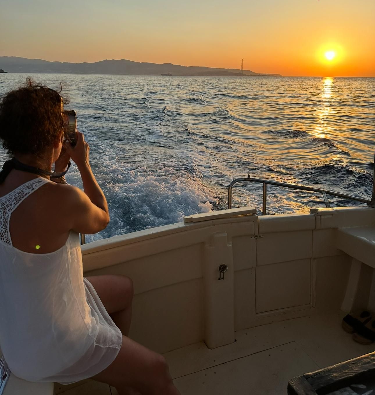 Scilla: Bootstour bei Sonnenuntergang mit Schwimmen und Aperitif