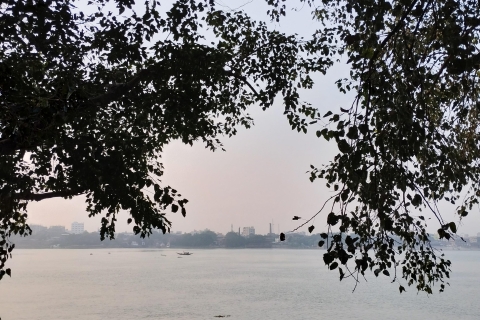 Kalkuta - morze twarzy i tysiąc miejscKalkuta - morze twarzy i tysiąc miejsc (przewodnik lokalny)