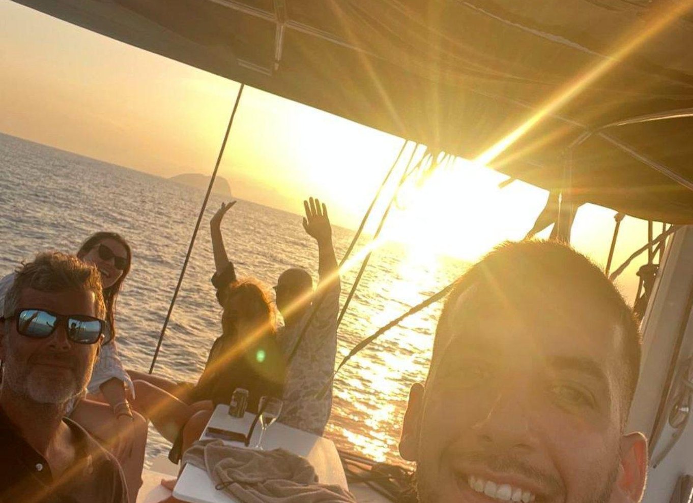 Hersonissos: Krydstogt med katamaran i solnedgang med snacks og drinks