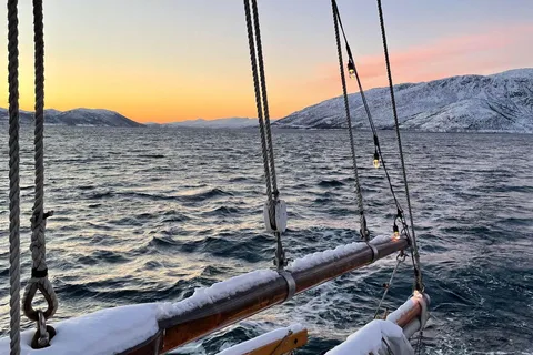 Excursión de un día completo en barco Hermes II al antiguo puesto comercial