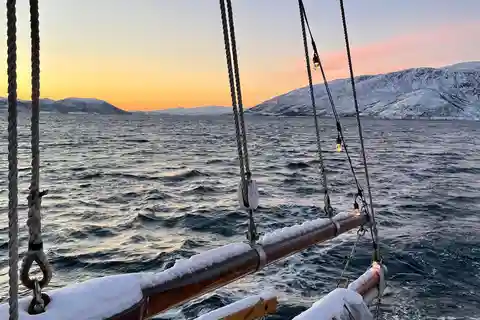 Excursión de un día completo en barco Hermes II al antiguo puesto comercial