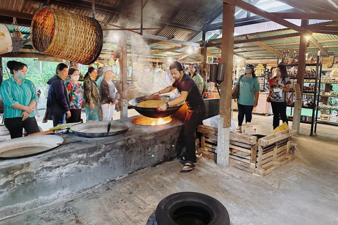From Bangkok: Private Railway & Floating Market Day Trip