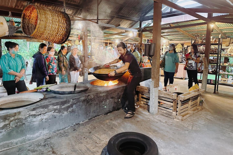 From Bangkok: Private Railway & Floating Market Day Trip