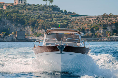 Positano: passeio de barco partilhado ao pôr do sol ao longo da Costa AmalfitanaPositano: passeio de barco partilhado ao pôr do sol pela Costa Amalfitana