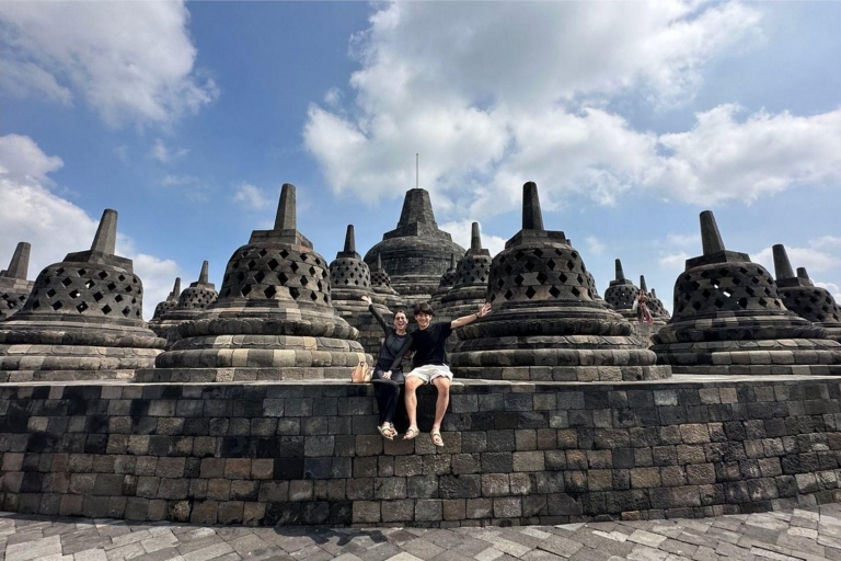Yogyakarta : Circuit en escale avec billets d'entrée et transfert aéroportVisite du palais du Sultan, de Taman Sari et du temple de Borobudur