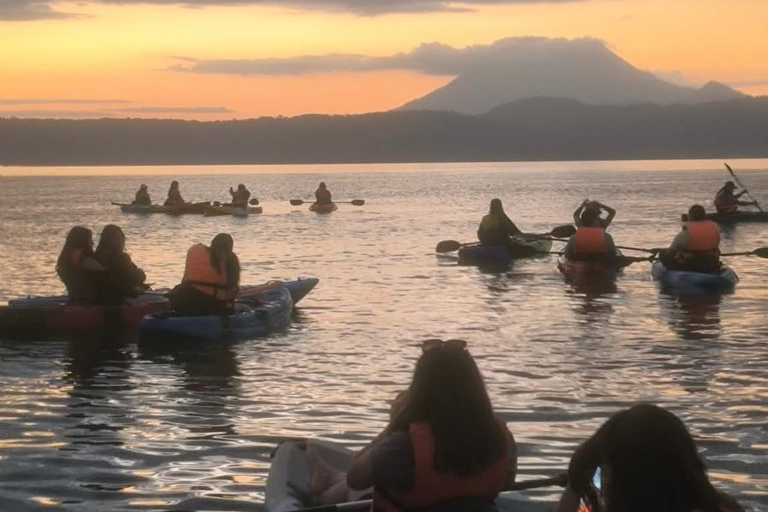 San Salvador: Lake Ilopango Sunrise or Sunset Kayak Tour