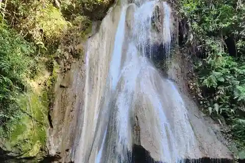 1 día en Muang Ngoi, mirador, cueva, cascada y kayak.