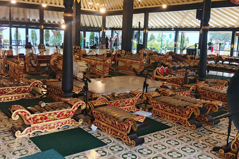 Yogyakarta Palace and Watercastle Guided Tour Private Transfer: Palace & Water castle Guided Tour
