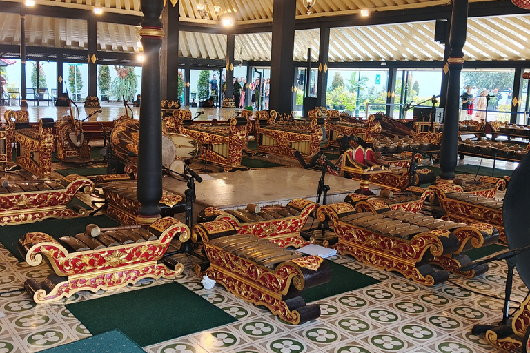 Yogyakarta Palace and Watercastle Guided Tour Private Transfer: Palace & Water castle Guided Tour